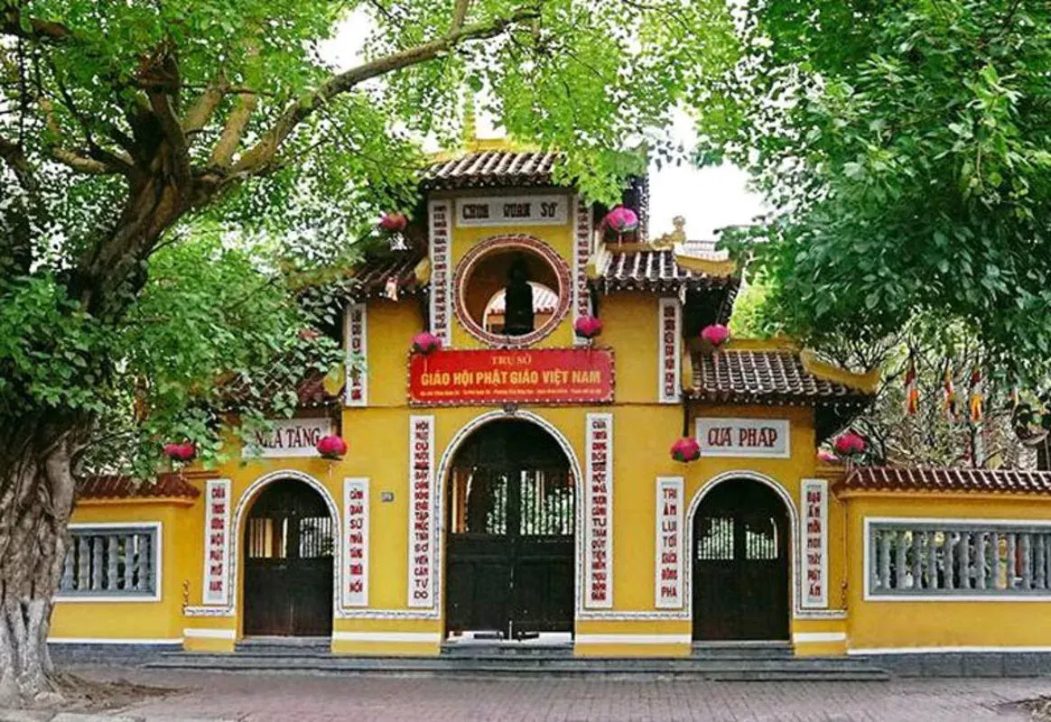 The blue-domed Medhu Ziyaaraiy shrine in central Malé